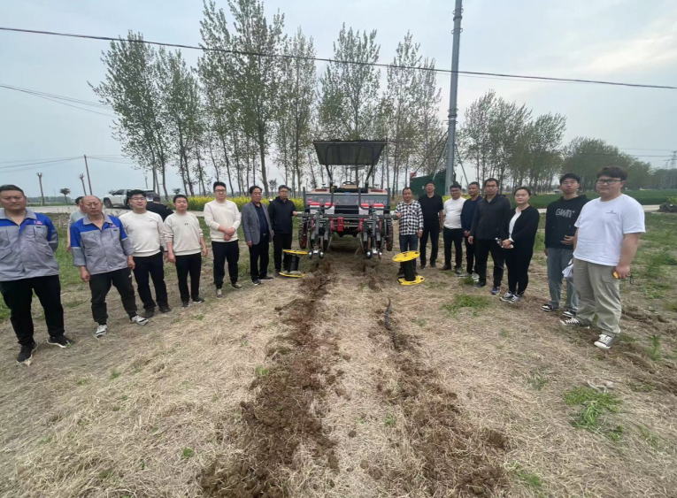 河南农业专家团队深入舞阳县考察推广农机化技术，助力农业现代化发展